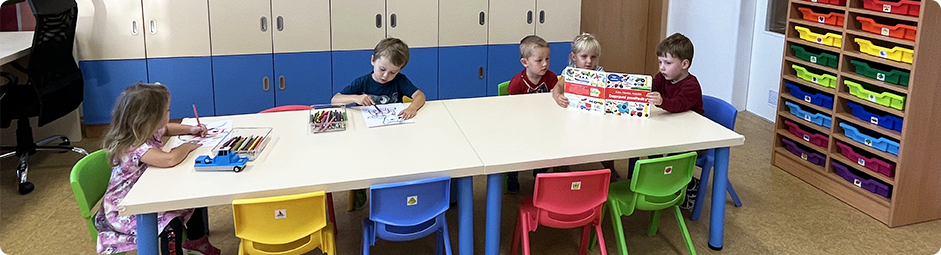 Foto dětí u stolu ve třídě